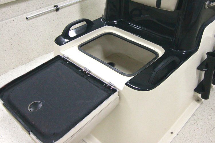 l_1860-bay-center-console-livewell1