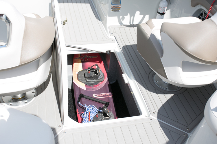 l_crownline-boats-super-sport-ss-285ss-feature-11