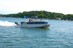 2014 - Manitou Boats - 25 Legacy SHP