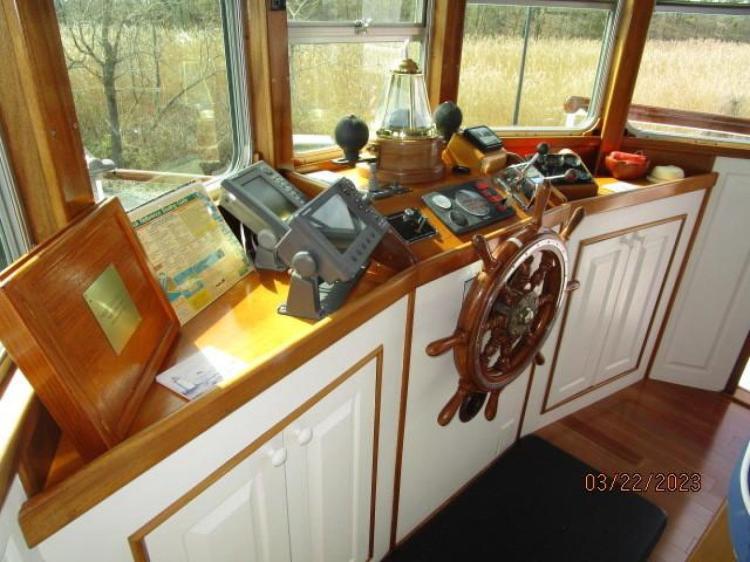 l_46_2797646_water_lilly_pilothouse_helm1