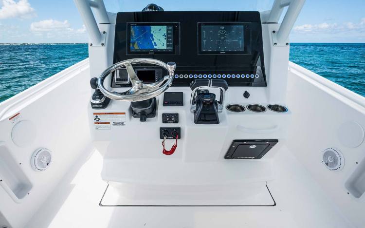 l_edgewater-boats-280cc_helm-console